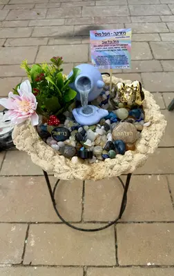 מזרקה מעורבת קוטר 40 מיוחדת בעבודת יד כד כורכר על מעמד בגודל 40 סמ לגינה או לחללים גדולים בבית