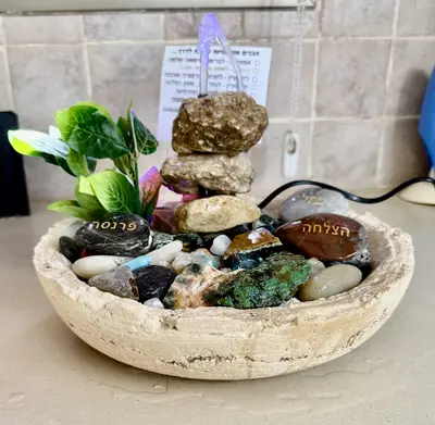 מזרקה אבנים מבעבעים מים עם אבני קריסטל ותאורה כד כורכר בעבודת יד קוטר 28 סמ מחיר מבצע חורף