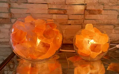 מנורת מלח כד קטן זכוכית 16 סמ ישנם 2 גדלים זה הגודל הקטן