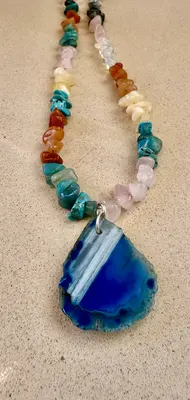 שרשרת אבני קריסטל עם פרוסת אגת בעבודת יד