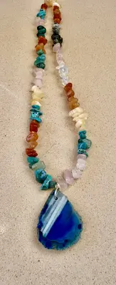 שרשרת אבני קריסטל עם פרוסת אגת בעבודת יד