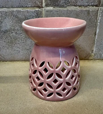 מבער מחורר ורוד לנר מיועד להפצת ריח על ידי נר עשוי מקרמיקה