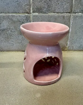 מבער מחורר ורוד לנר מיועד להפצת ריח על ידי נר עשוי מקרמיקה