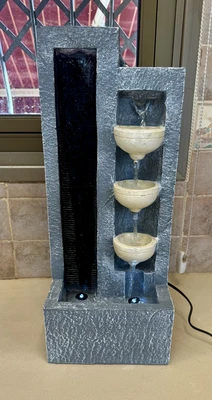 מזרקה מפל מיים עם תאורת לד עם קערות שמהם משפכות מים גובה חצי מטר