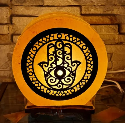 מנורת מלח חמסה מהממת מהרי ההימלאייה מקורית שוקלת לפחות 5 קג כולל נורה וכבל תחתית עץ