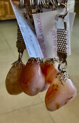 מחזיק מפתחות אגת אפרסק אחלה מתנה ליום האישה