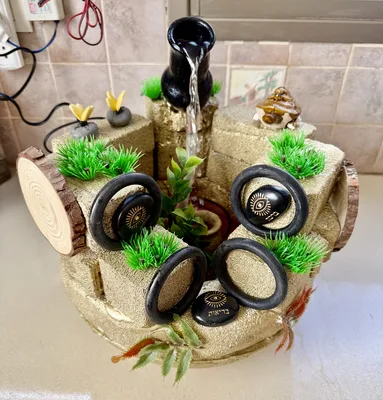 מזרקה מיוחדת קוטר 30 בנויה לגובה בצבע זהב עם אבני קריסטל ותאורה בכל בעבודת יד