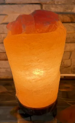 מנורת מלח גבוהה פנל עם אבנים למעלה.