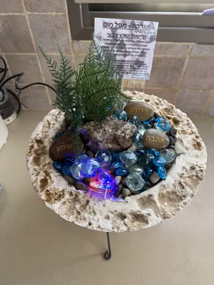 מזרקה כד כורכר מעוטר עם חלוקי נחל ואבני זכוכית כולל מעמד ותאורה