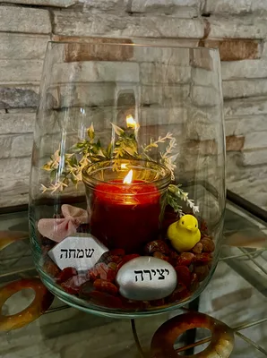 אגרטל היצירה והשימחה אבן קרנליאן קריסטל  מלוטשת עם נר תואם לאווירה רגועה בבית