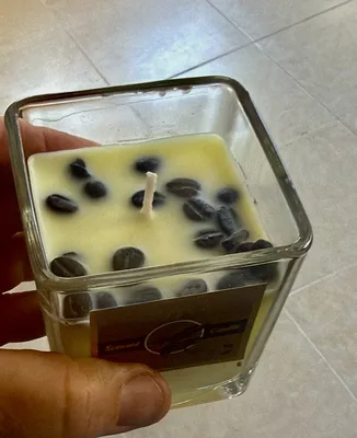 נר בכלי זכוכית ריח קפה עם פולי קפה לאוהבי הקפה