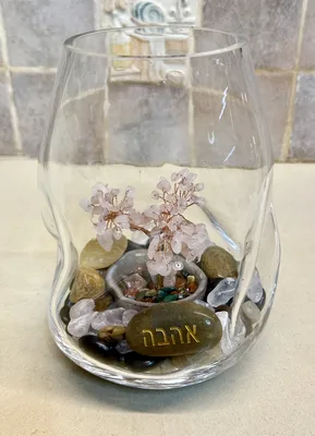 אגרטל מיוחד בעיצוב  עם  עץ רוז קוורץ ואבני רוז קוורץ מוצר מיוחד .